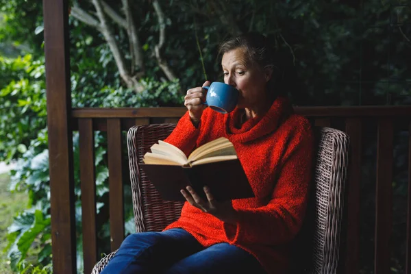 快乐的资深高加索女人坐在椅子上 在花园里喝咖啡 退休生活方式 独自呆在家里 — 图库照片