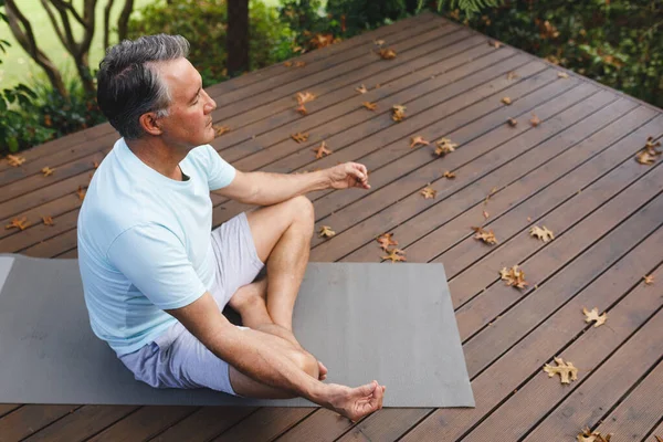 释放出来的资深高加索人练习瑜伽 在花园里冥想 健康的退休生活方式 花时间在家照顾自己 — 图库照片
