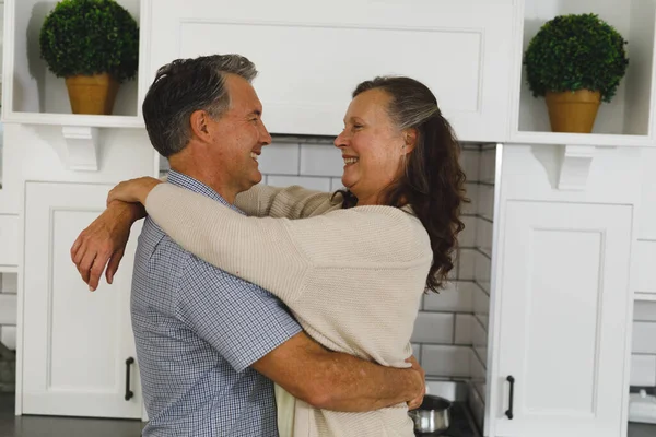 Feliz Pareja Ancianos Caucásicos Cocina Moderna Abrazando Sonriendo Estilo Vida —  Fotos de Stock