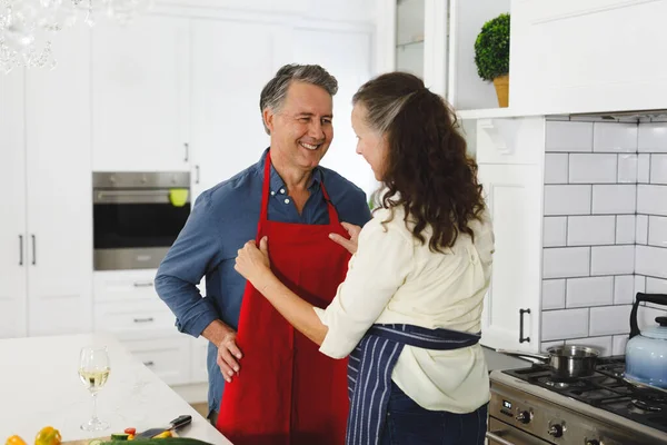 Feliz Pareja Ancianos Caucásicos Usando Delantales Cocina Moderna Estilo Vida —  Fotos de Stock