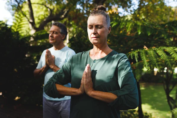 Gelukkig Stel Dat Yoga Beoefent Mediteert Een Zonnige Tuin Pensionering — Stockfoto