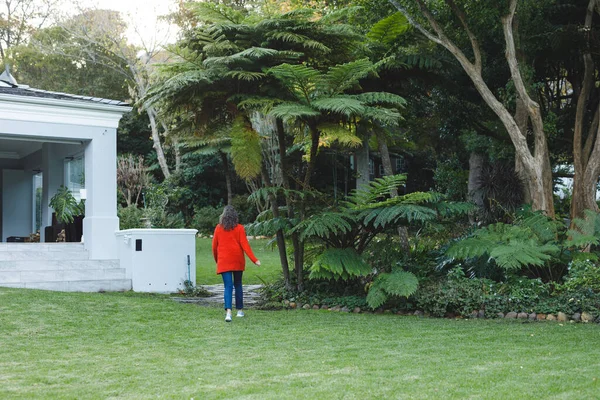 Mujer Caucásica Mayor Caminando Hacia Casa Jardín Estilo Vida Jubilación —  Fotos de Stock