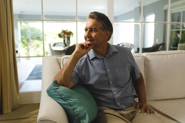 Oturma Odasında Kanepede Oturan Düşünceli Kıdemli Beyaz Adam Emeklilik Yaşam — Stok fotoğraf