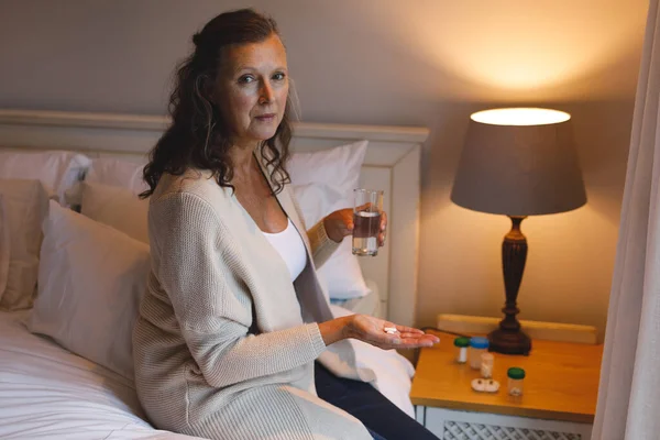 Retrato Una Mujer Caucásica Mayor Dormitorio Sentada Cama Sosteniendo Pastillas —  Fotos de Stock
