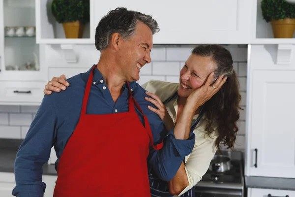 Gelukkige Oudere Blanke Echtpaar Moderne Keuken Kijken Naar Elkaar Glimlachen — Stockfoto