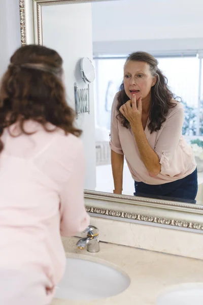 Senior Blanke Vrouw Badkamer Kijkend Naar Zichzelf Spiegel Senior Blanke — Stockfoto