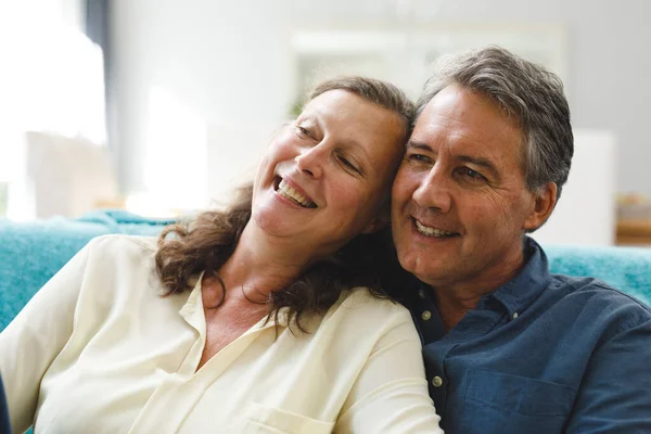 Gelukkige Oudere Blanke Echtpaar Woonkamer Zitten Bank Omarmen Pensionering Levensstijl — Stockfoto