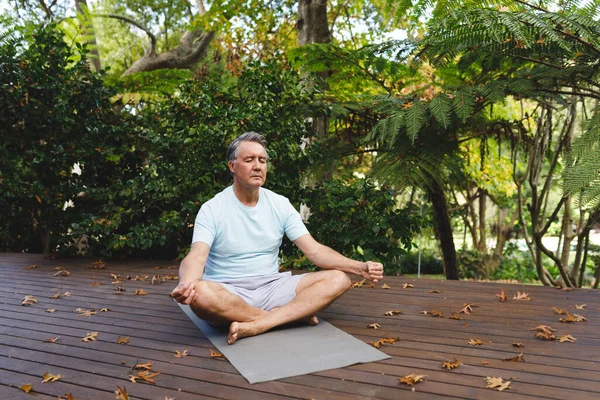 Ontspannen Senior Blanke Man Die Yoga Beoefent Mediteert Tuin Gezonde — Stockfoto