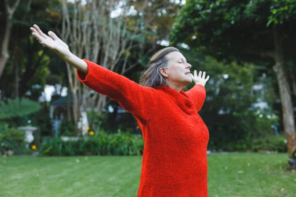Szczęśliwa Starsza Biała Kobieta Wyciągniętymi Ramionami Ogrodzie Zdrowy Styl Życia — Zdjęcie stockowe