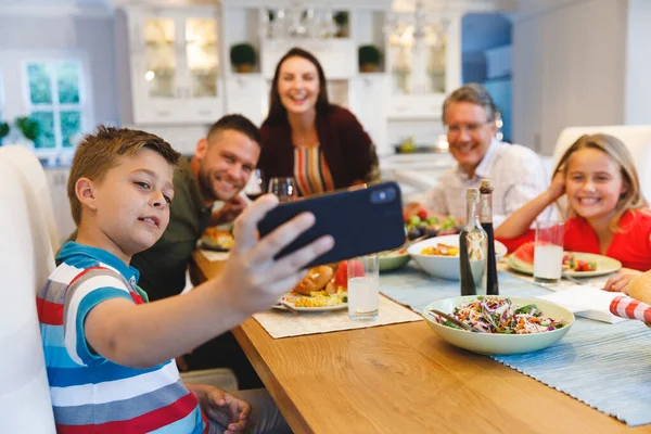 Nonno Caucasico Genitori Con Figlia Figlio Che Fanno Selfie Mentre — Foto Stock