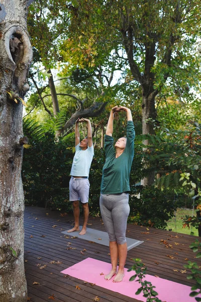 Heureux Couple Caucasien Aîné Pratiquant Yoga Étirant Dans Jardin Ensoleillé — Photo