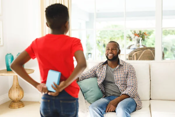 Den Afroamerikanske Sonen Ger Bort Sin Leende Far Vardagsrummet Familj — Stockfoto