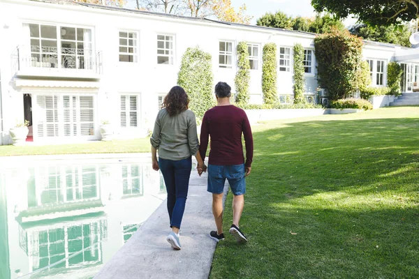 Feliz Casal Caucasiano Sênior Mãos Dadas Jardim Ensolarado Estilo Vida — Fotografia de Stock