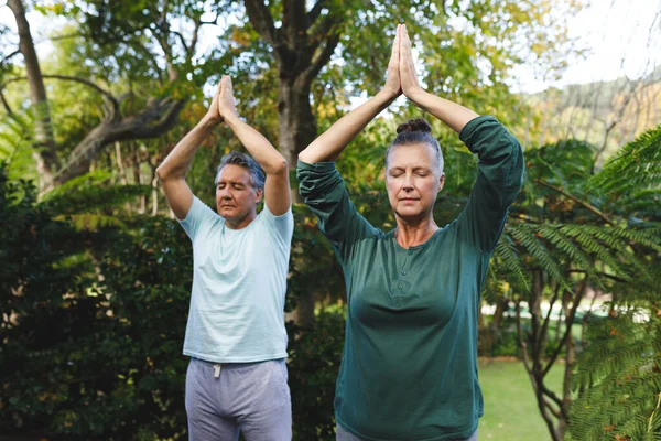 Felice Coppia Caucasica Anziana Praticare Yoga Meditando Giardino Soleggiato Stile — Foto Stock