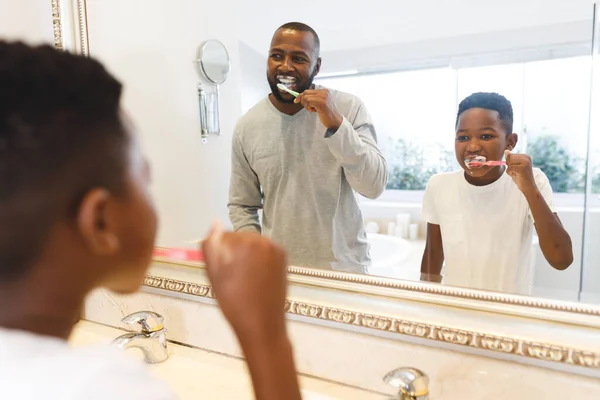 Leende Afrikansk Amerikansk Far Och Son Har Kul Att Borsta — Stockfoto