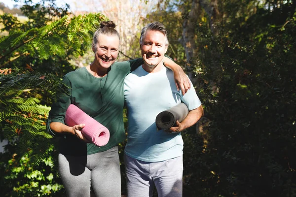 Kafkasyalı Mutlu Bir Çiftin Portresi Ellerinde Yoga Minderleri Güneşli Bahçede — Stok fotoğraf