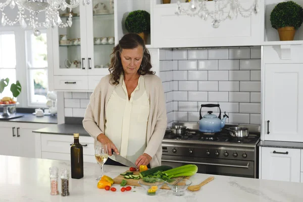 Feliz Anciano Mujer Caucásica Cocina Moderna Cortar Verduras Estilo Vida — Foto de Stock