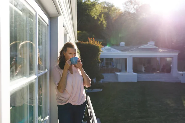 Felice Donna Caucasica Anziana Bere Caffè Piedi Sul Balcone Soleggiato — Foto Stock