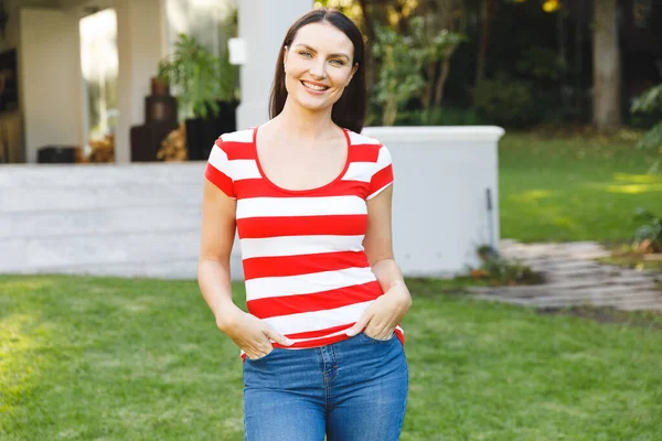 Retrato Mujer Caucásica Sonriente Fuera Casa Mirando Cámara Jardín Pasar —  Fotos de Stock