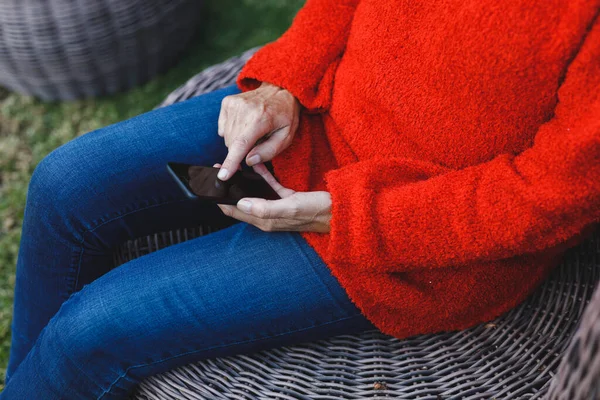 Sezione Centrale Della Donna Anziana Utilizzando Smartphone Giardino Stile Vita — Foto Stock