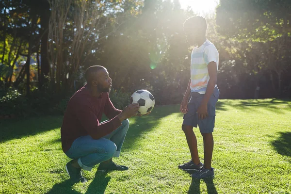 Pai Afro Americano Com Filho Divertindo Brincando Com Futebol Falando — Fotografia de Stock