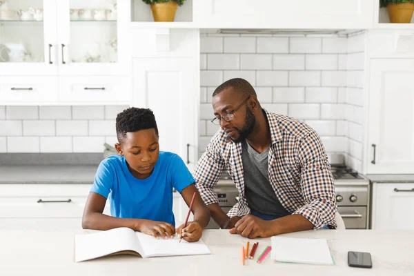 Afroamerikansk Far Och Son Köket Gör Läxor Tillsammans Familj Tillbringa — Stockfoto