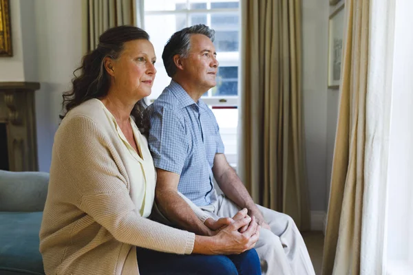 Glad Senior Kaukasiska Par Sitter Soffan Och Håller Hand Pensionering — Stockfoto