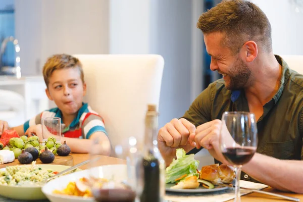 Feliz Padre Caucásico Con Hijo Sentado Mesa Cenando Familia Pasar —  Fotos de Stock