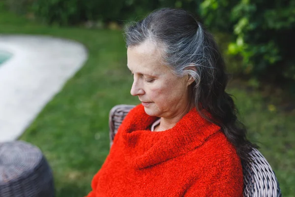 Heureuse Femme Caucasienne Âgée Assise Sur Une Chaise Dans Jardin — Photo