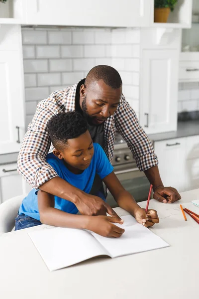 Padre Afroamericano Suo Figlio Cucina Che Fanno Compiti Insieme Famiglia — Foto Stock