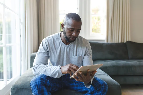 Afrykański Amerykanin Korzystający Tabletu Siedzącego Kanapie Salonie Spędzać Czas Sam — Zdjęcie stockowe