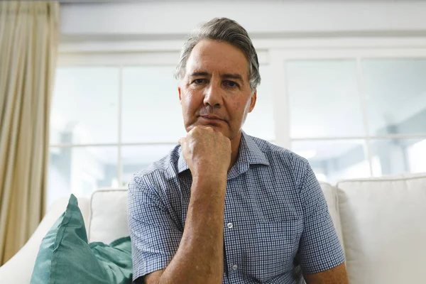 Senior Kaukasische Man Woonkamer Zittend Bank Luisterend Tijdens Videogesprek Pensionering — Stockfoto