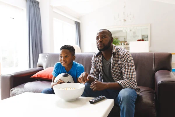 Felice Padre Figlio Afroamericano Seduto Sul Divano Guardando Partita Parlando — Foto Stock