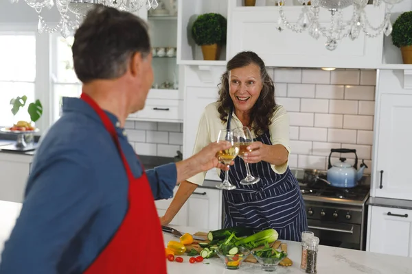 Casal Caucasiano Sênior Feliz Cozinha Cozinhar Juntos Beber Vinho Estilo — Fotografia de Stock