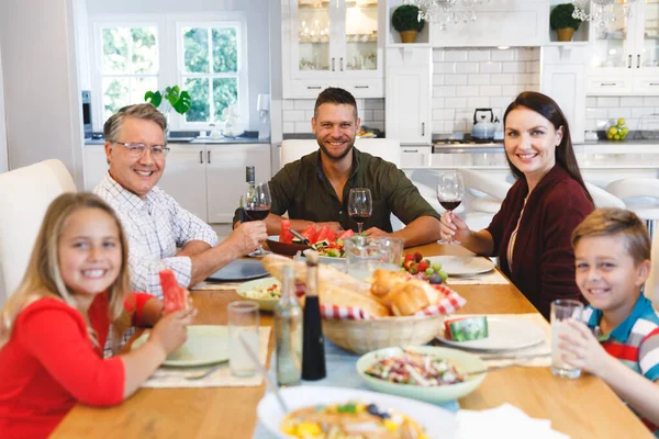 Retrato Abuelo Caucásico Padres Con Hijo Hija Sentados Mesa Cenando —  Fotos de Stock