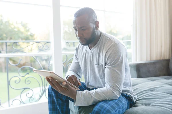 Afro Amerikaanse Man Met Behulp Van Tablet Zitten Bank Woonkamer — Stockfoto