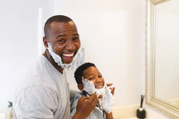 Portret Van Lachende Afro Amerikaanse Vader Met Zoon Die Plezier — Stockfoto