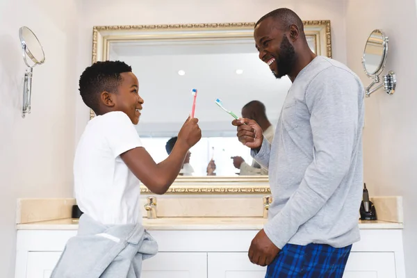 Afroamerikansk Far Med Son Som Har Roligt Och Borstar Tänderna — Stockfoto