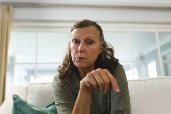 Ältere Kaukasische Frau Wohnzimmer Auf Dem Sofa Sitzend Beim Videoanruf — Stockfoto
