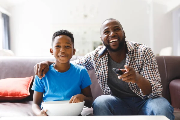 Felice Padre Figlio Afroamericano Seduto Sul Divano Guardare Famiglia Trascorrere — Foto Stock
