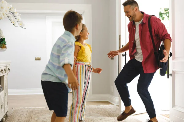 Feliz Padre Caucásico Volviendo Casa Con Hija Hijo Sonriendo Saludándolo — Foto de Stock