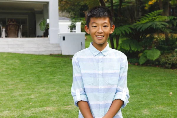 Portrét Usměvavého Asijského Chlapce Usmívajícího Venku Oblečeného Neformálním Oblečení Zahradě — Stock fotografie