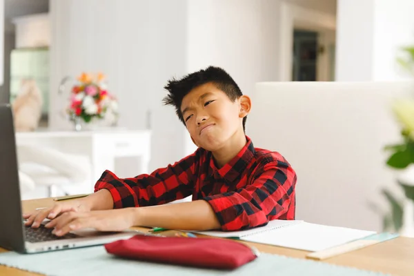 Aziatische Jongen Zitten Aan Tafel Met Behulp Van Laptop Tijdens — Stockfoto