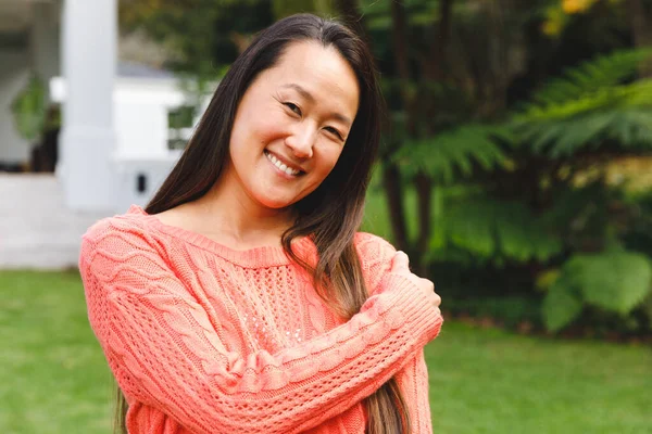 Portrait Heureuse Femme Asiatique Souriant Dans Jardin Extérieur Maison Familiale — Photo