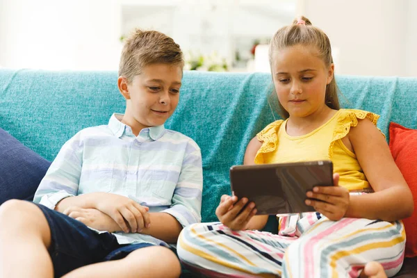 Feliz Hermano Caucásico Hermana Sentados Sofá Uso Tableta Sala Estar — Foto de Stock