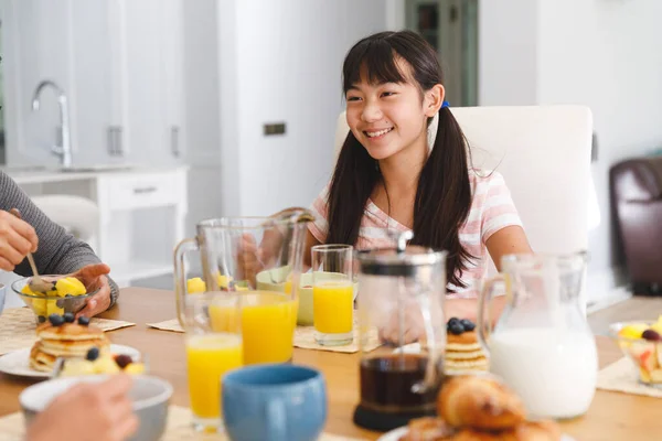 Leende Asiatisk Dotter Som Sitter Vid Bordet Och Äter Frukost — Stockfoto