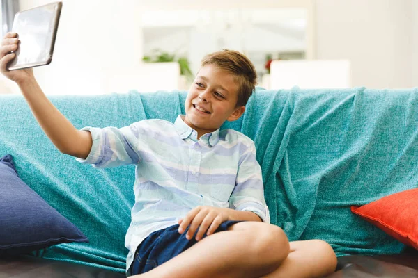 Kaukasisk Pojke Sitter Soffan Och Använder Tablett Vardagsrummet Fritid Nöje — Stockfoto