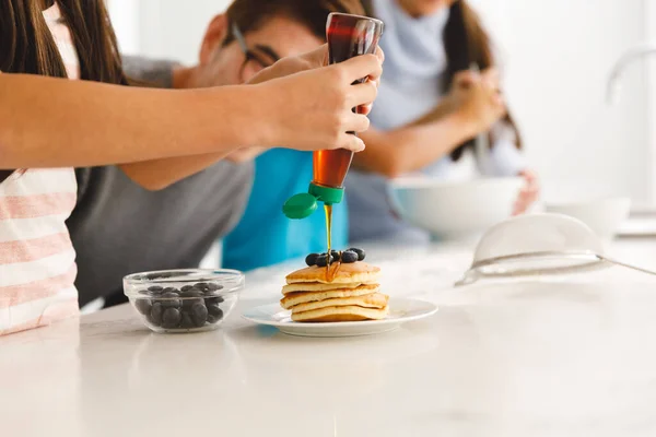 Asijská Rodina Připravuje Snídani Kuchyni Otec Sleduje Dceru Jak Dává — Stock fotografie
