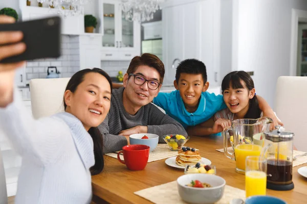 Leende Asiatiska Föräldrar Med Son Och Dotter Som Sitter Vid — Stockfoto