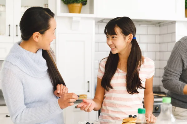 Sorridente Asiatica Madre Figlia Parlando Durante Preparazione Della Colazione Cucina — Foto Stock